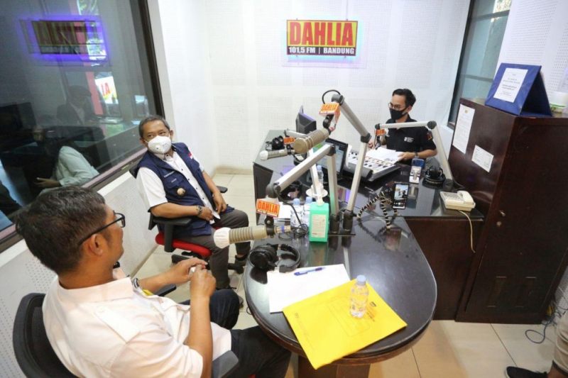 Wakil Wali Kota Bandung Yana Mulyana (tengah) menjadi narasumber di Radio Dahlia, Jalan Burangrang, Rabu (26/8/2020).  (Foto: Humas Pemkot Bandung)