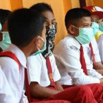 Pelajar menggunakan masker